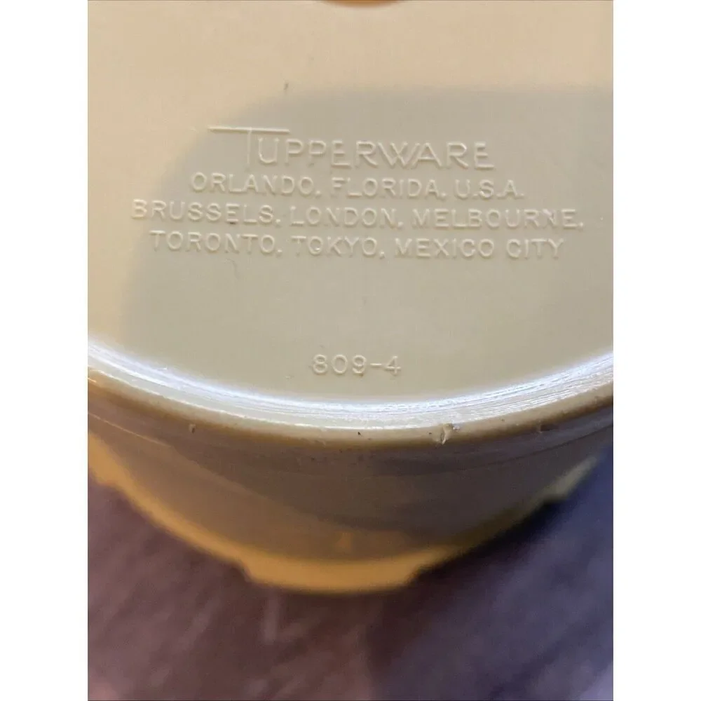 Tupperware canisters 809